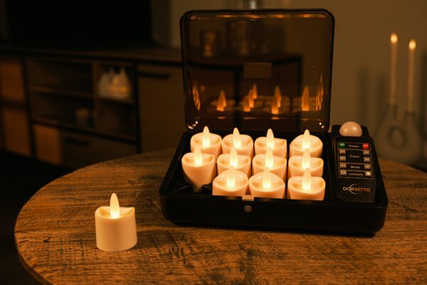 Ein Set von wiederaufladbaren LED-Teelichtern (12 Stück, 175h, warmweiß, wasserdicht) mit Fernbedienung - eines auf einem Holztisch, die anderen im schwarzen Ladecase mit Kontrollleuchten in einem warm beleuchteten Raum.