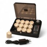 De set bevat 12 waterdichte oplaadbare LED-waxine/theelichtjes (brandtijd tot 400 uur, warm wit) en afstandsbediening, allemaal in een zwarte oplaadkoffer met transparant deksel, plus stekker en kabel.