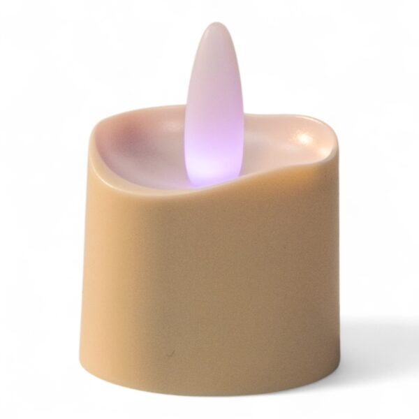 Een set van 12 oplaadbare, waterdichte RGB LED-Waxine/theelichtjes met afstandsbediening, met zachtbeige gebogen oppervlakken en gloeiende paarse vlamvormige lampjes, afgebeeld tegen een effen witte achtergrond.