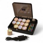 De RGB LED-Waxine/theelichtjes oplaadbaar waterdicht (12 stuks) worden geleverd in een strak zwart oplaaddoosje met afstandsbediening. Eén waxinelichtje en stroomadapter worden buiten het doosje getoond, oplichtend in meerdere kleuren.