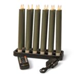 Zes oplaadbare 97mm LED dinerkaarsen (warm wit, 130 uur) staan in een zwarte voet, inclusief afstandsbediening en zwarte voedingsadapter.