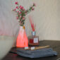 Rode lamp met bloemen en handdoek met tandenborstels