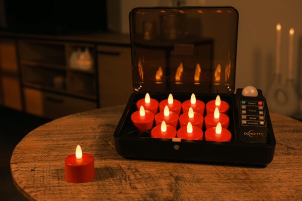 Ein Ladekoffer mit 12 glühenden, flammenlosen LED-Teelichtern steht offen auf einem Holztisch; eine Kerze wird davor gestellt, während warmes Umgebungslicht den gemütlichen Hintergrund erfüllt.