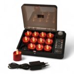 Set van 12 oplaadbare rode LED-kaarsjes, waterdicht, 175 uur brandtijd, met afstandsbediening, timerfunctie en oplaadkoffer met transparant deksel. Inclusief adapter en losse theelicht.