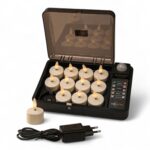 De LED waxinelichtjes 3D set bevat 12 oplaadbare theelichtjes (tot 400 branduren) met een timer, in een zwarte oplaaddoos met transparant deksel, plus een adapter en afstandsbediening.