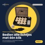 De LED waxinelichtjes 3D set (12 stuks) met oplader en afstandsbediening, tot 400 uur brandtijd en timerfunctie, wordt getoond op een gele cirkel met Nederlandse tekst over eenvoudige bediening op afstand.