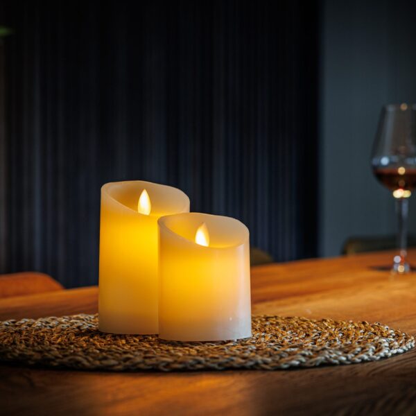 sfeerfoto led wax kaarsen set 2 kaarsen op keukentafel wijn