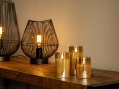 oplaadbare led kaarsen set van Dorsetto met realistische 3D-vlam en glazen omhulsel, sfeervol geplaatst op een tafel