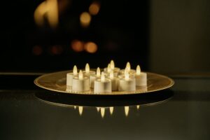 De oplaadbare LED waxinelichtjes van Dorsetto op een sfeervol dienblad.