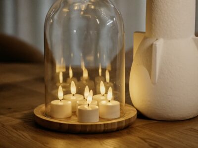 De oplaadbare LED waxinelichtjes van Dorsetto op een sfeervolle manier op tafel gezet.