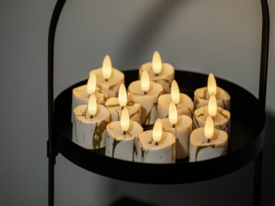 Mooie LED waxinelichtjes van het merk Dorsetto op een bij zet tafel.