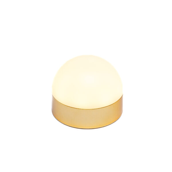 De Tafellamp DORSETTO oplaadbaar 105 uur is een kleine, koepelvormige tafellamp met een witte en gouden afwerking, waterdicht ontwerp en afstandsbediening, die tot 105 uur snoerloze verlichting biedt.