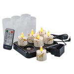Een set van zes 3D oplaadbare LED-waxinelichtjes (175 uur) met afstandsbediening, timerfunctie, oplaadstation, adapter en zes matte houders worden getoond op een witte achtergrond.