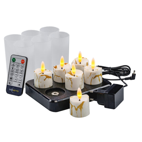 Een set van zes 3D oplaadbare LED-waxinelichtjes (175 uur) met afstandsbediening, timerfunctie, oplaadstation, adapter en zes matte houders worden getoond op een witte achtergrond.