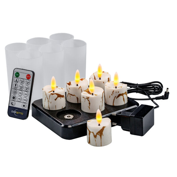 Een set van zes 3D oplaadbare LED-Waxine/theelichtjes (175 uur) met timerfunctie, afstandsbediening, oplaadbasis, matte kaarsenhouders en voedingsadapter worden samen getoond op een witte achtergrond.