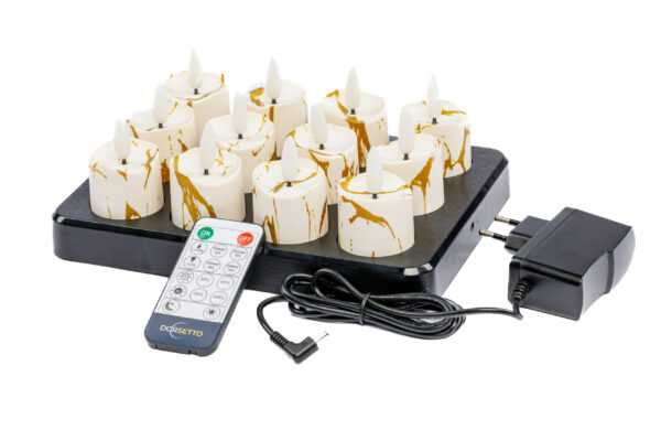 Deze set bevat 12 3D oplaadbare LED-was/theelichtjes (175 uur) met timerfunctie, een afstandsbediening en een zwarte voedingsadapter met kabel, allemaal op een zwart oplaadplateau met goudmarmering.
