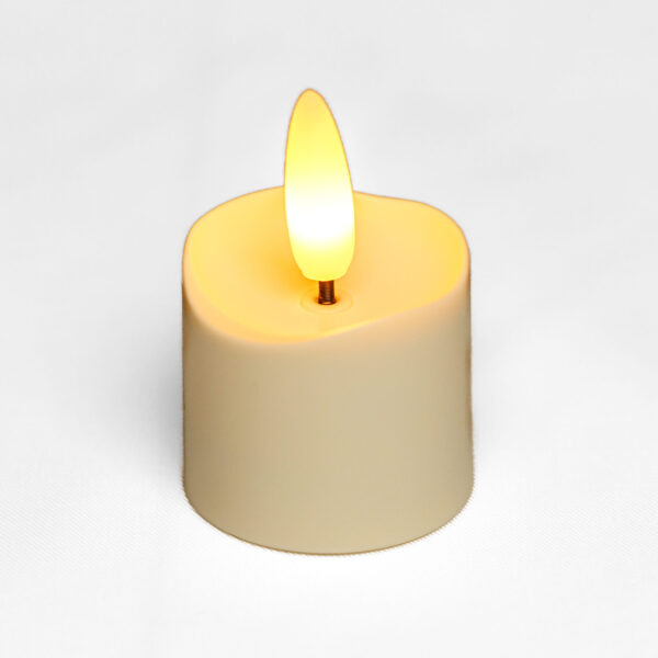 Een set van 12 kleine, witte 3D oplaadbare LED-thee/waxinelichtjes (175 uur) met geeloranje kunstvlammen, timerfunctie en afstandsbediening, wordt getoond op een effen witte achtergrond.