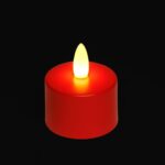 Een set van 12 rode oplaadbare LED-kaarsjes, waterdicht, met timerfunctie en afstandsbediening, geeft warm geel licht als echte kaarsen tegen een zwarte achtergrond.