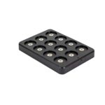 Een rechthoekig zwart 3D LED waxinelichtje DORSETTO oplaadbaar 175 uur met twaalf ronde sleuven in een 3x4 raster, dat lijkt op een moderne waxinelichthouder, wordt getoond op een witte achtergrond.