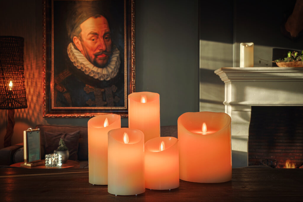 led kaarsen op houten tafel met warme gloed in klassiek interieur