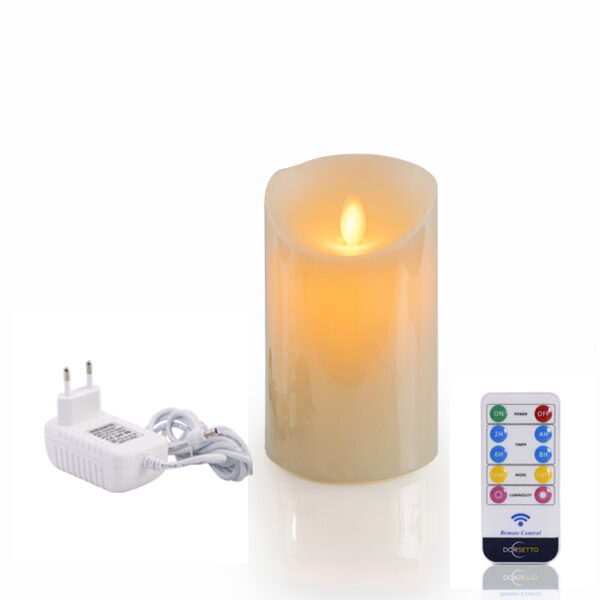 De Oplaadbare LED wax kaars met bewegende vlam D 7,5 X 12,5 CM - warm wit wordt getoond naast een witte adapter en een afstandsbediening met kleurrijke knoppen voor verschillende instellingen.