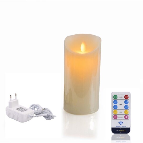 De Oplaadbare LED wax kaars D 7,5 X 15 CM - warm wit geeft een realistisch vlameffect en wordt geleverd met een witte voedingsadapter en een afstandsbediening met kleurrijke knoppen voor verschillende instellingen.