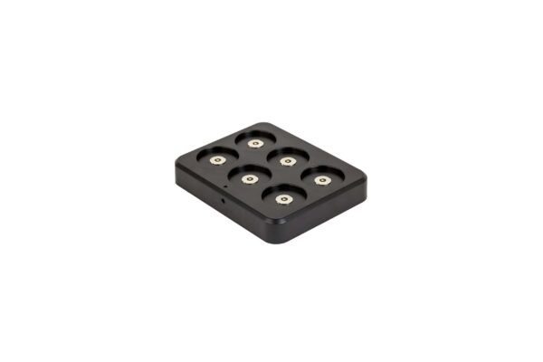 Het 3D LED waxinelichtje DORSETTO oplaadbaar 175 uur is een zwart, rechthoekig oplaadstation met zes ronde poorten in twee rijen, met het formaat van een waxinelichtje, voor kleine apparaten en afgebeeld op een witte achtergrond.