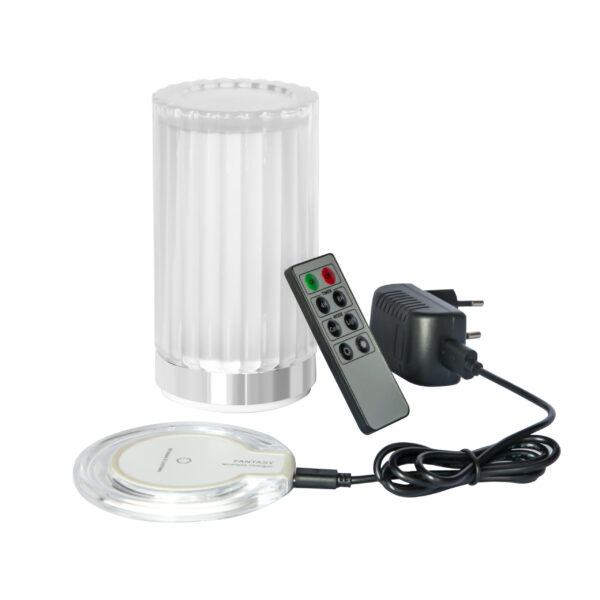 Die wiederaufladbare Design Tischlampe DORSETTO voor binnen- en buitenbereik verfügt über ein geriffeltes Zylinderdesign, ist kabellos, bietet ein rundes Wireless-Charging-Pad, eine schwarze Fernbedienung und einen passenden Netzadapter.