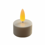 Een kleine, beige Oplaadbare waxinelichtjes Jitney No 293 LED waxinelichtje met een gele vlamvormige punt, die tot 250 uur brandtijd biedt, gefotografeerd tegen een effen witte achtergrond.