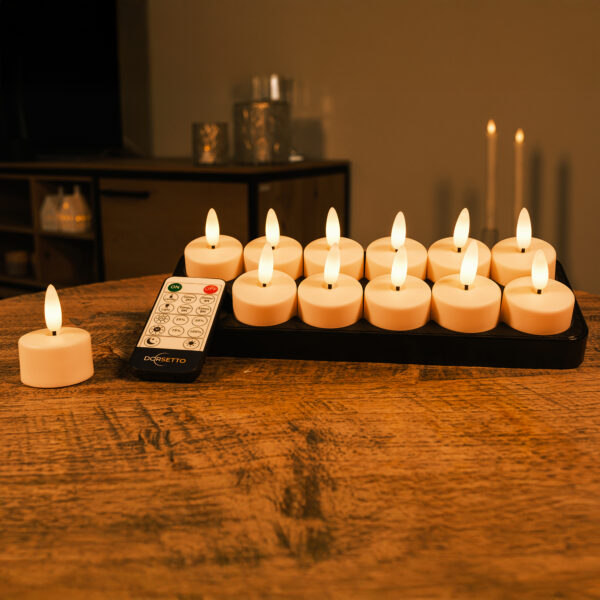 Home 12 Twaalf Oplaadbare waxinelichtjes met realistische 3D vlammen, 140 branduren en afstandsbediening staan op een houten tafel en geven een zachte, gezellige gloed op de achtergrond.