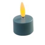 Een klein groenblauw LED waxinelichtje met een geeloranje vlamvormig lampje bovenop, dat lijkt op een echte kaars.