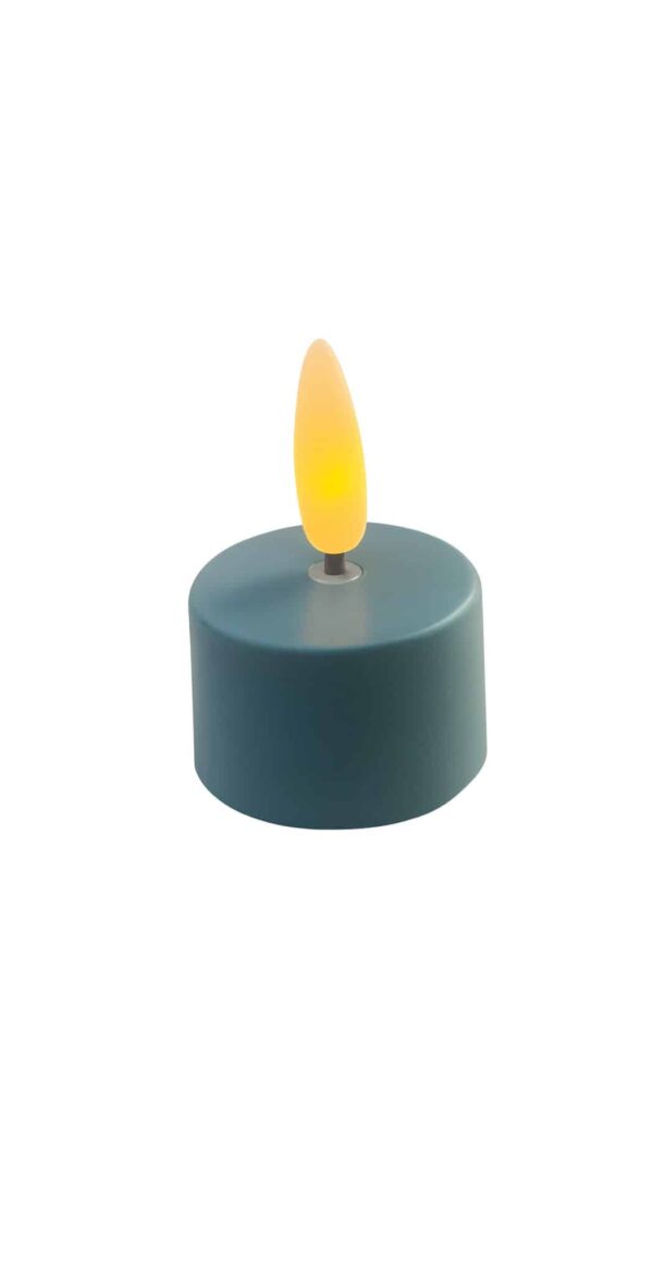 Een klein groenblauw LED waxinelichtje met een geeloranje vlamvormig lampje bovenop, dat lijkt op een echte kaars.
