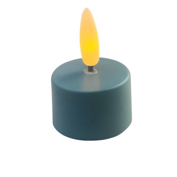 Een klein groenblauw LED waxinelichtje met een geeloranje vlamvormig lampje bovenop, dat lijkt op een echte kaars.