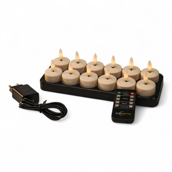 Home 12 Een set van 12 LED waxinelichtjes op batterijen met realistische vlammen, gerangschikt in een oplaadplateau. Ook afgebeeld zijn een zwarte voedingsadapter en een afstandsbediening.