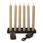 De set bevat zes oplaadbare, dimbare Dinerkaarsen met 250 mm LED kaarsen in een zwarte houder, met afstandsbediening en voedingsadapter met snoer aan de voorkant.