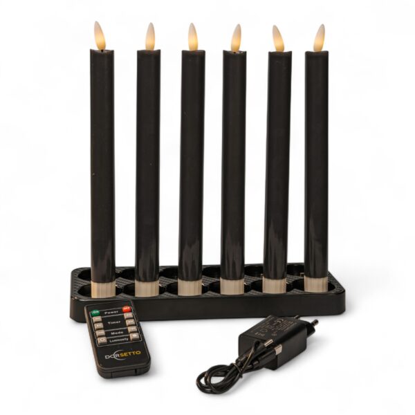 Set van 6 oplaadbare Dinerkaarsen donker grijs 250 mm met dimfunctie en timer, gerangschikt in een rechthoekige zwarte houder. Inclusief afstandsbediening en plug-in adapter.