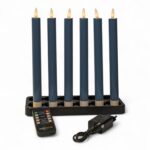 Zes donkergrijze Led dinerkaarsen 250mm oplaadbare kaarsen (set van 6, dimbaar en met timer) staan in een zwarte houder. Een afstandsbediening en stroomadapter liggen ervoor, alles tegen een witte achtergrond.
