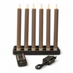 Led dinerkaarsen. Op een zwarte voet staan zes rechtopstaande donkergrijze oplaadbare kaarsen (250 mm), elk met dimbare, vlamvormige lampen. Aan de voorkant zitten een afstandsbediening en voedingsadapter om de Dinerkaarsen donker grijs set van 6 met timer te bedienen.