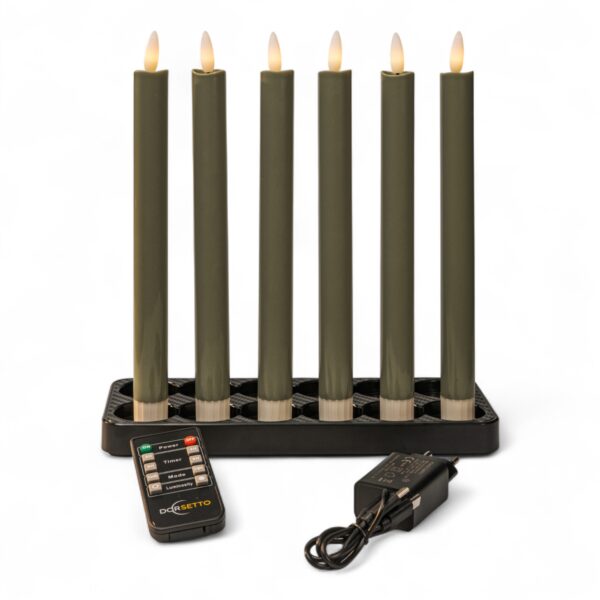 Een set van zes dimbare, oplaadbare Dinerkaarsen donker grijs 250 mm staan rechtop in een rechthoekige basis, met een afstandsbediening en voedingsadapter ervoor geplaatst, alles weergegeven op een witte achtergrond.