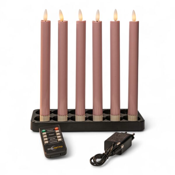 Set van 6 Dinerkaarsen donker grijs 250 mm oplaadbare, dimbare kaarsen met timer in zwarte rechthoekige houder, inclusief afstandsbediening en adapter, gepresenteerd op een witte achtergrond.