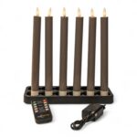 Zes hoge, donkergrijze oplaadbare Dinerkaarsen kaarsen (250 mm), dimbaar met timer, set van 6 in een rechthoekige houder, met afstandsbediening en voedingsadapter vooraan, op een witte achtergrond.