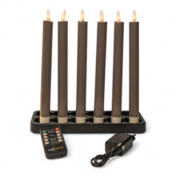 Zes hoge, donkergrijze oplaadbare Dinerkaarsen kaarsen (250 mm), dimbaar met timer, set van 6 in een rechthoekige houder, met afstandsbediening en voedingsadapter vooraan, op een witte achtergrond.