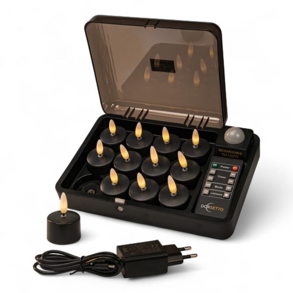 De Oplaadbare waxinelichtjes zwart set bevat 12 oplaadbare LED theelichtjes (tot 400 branduren), een zwarte oplaadkoffer met transparante deksel, afstandsbediening, voedingsadapter en een los theelichtje buiten de koffer.