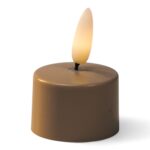 Een klein, cilindervormig, bruin LED waxinelichtje met een plastic vlamvormig uiteinde dat zachtjes gloeit om een echte kaarsvlam na te bootsen.