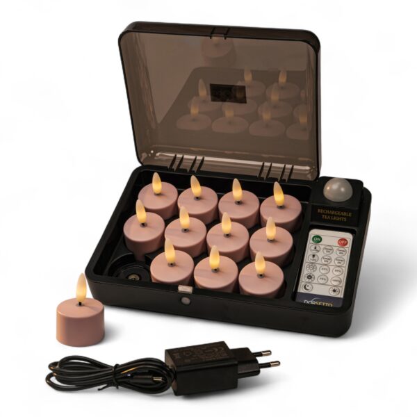 De set bevat 12 roze oplaadbare waxinelichtjes (tot 400 uur brandduur), een afstandsbediening en adapter in een zwart oplaaddoosje. Eén waxinelichtje is afgebeeld buiten het doosje. Elk lampje heeft een klein, realistisch vlamvormig peertje.