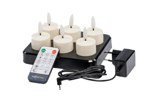 Set aus 6 wiederaufladbaren LED-Teelichtern 3D mit bis zu 400 Stunden Brenndauer, Fernbedienung, Timerfunktion und Ladeschale; alle zusammen auf weißem Hintergrund abgebildet.