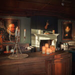 Ein gemütlicher, schummrig beleuchteter Raum mit Holztisch, Kamin, klassischen Porträts und einem montierten Hirschkopf. Sofas und die wiederaufladbare LED-Wachskerze Ø 7,5 × 15 cm - warmweiß sorgen mit warmweißem Licht für einladenden Vintage-Charme.