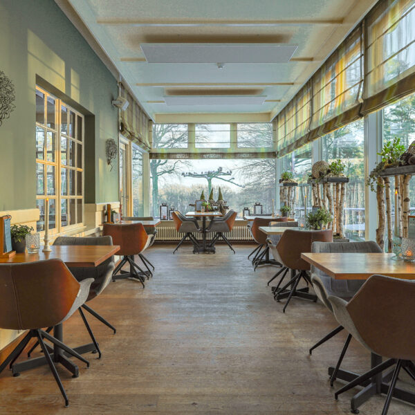 Ein heller, moderner Essbereich mit großen Fenstern und Holzdekor wird von LED-Teelichtern wiederaufladbar mit Fernbedienung beleuchtet, die bis zu 400 Stunden wasserdichtes Kerzenlicht liefern, das Pflanzen und Dekor im gesamten Raum akzentuiert.