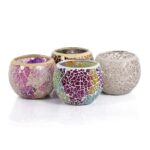 Der Teelichthalter 8,5 cm - Dorsetto Mosaik Weiß wird mit anderen runden Mosaikglas-Kerzenhaltern in Lila, Gold, Bunt und Silber gezeigt, die alle zusammen auf einem weißen Hintergrund angeordnet sind.
