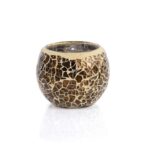 Der Platzhalter Import für 2952 ist ein runder Glas-Kerzenhalter mit einem goldfarbenen und braunen Mosaikmuster, das aus unregelmäßig geformten Teilen besteht, die eine strukturierte, reflektierende Oberfläche bilden.